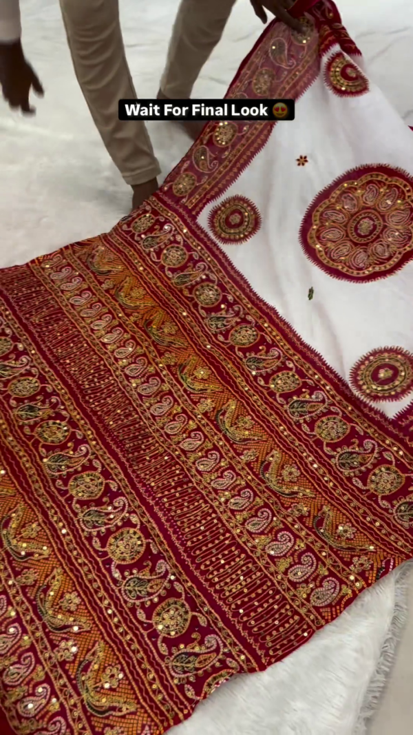 RED AND WHITE VINTAGE Saree - Image 3