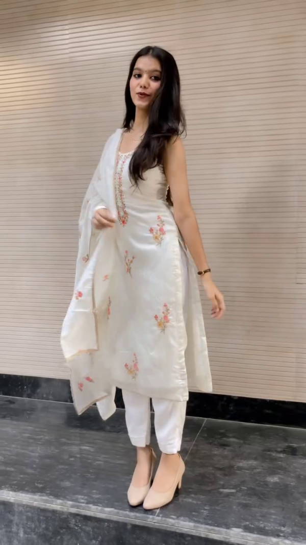 Women’s Off White Cotton Embroidered Straight Kurta Set - Image 3