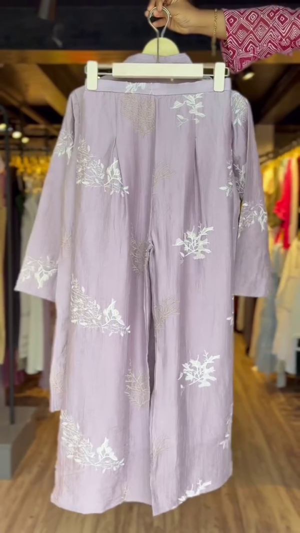 Buy Women Lavender & Silver Solid Sleeveless inner with Printed jacket with pant plazza - Image 2